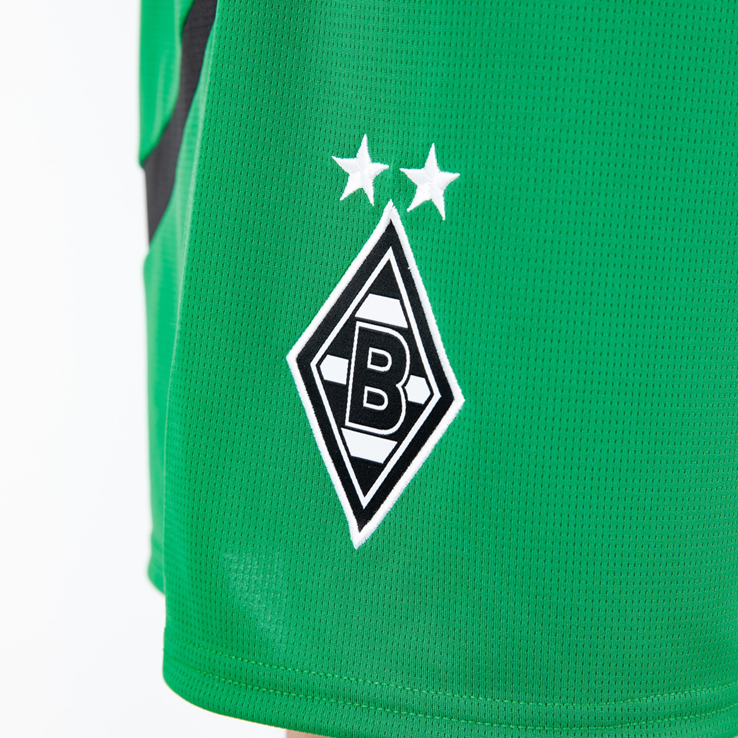 Detailaufnahme des Trikots von Borussia Mönchengladbach mit grünem Stoff und Vereinslogo.