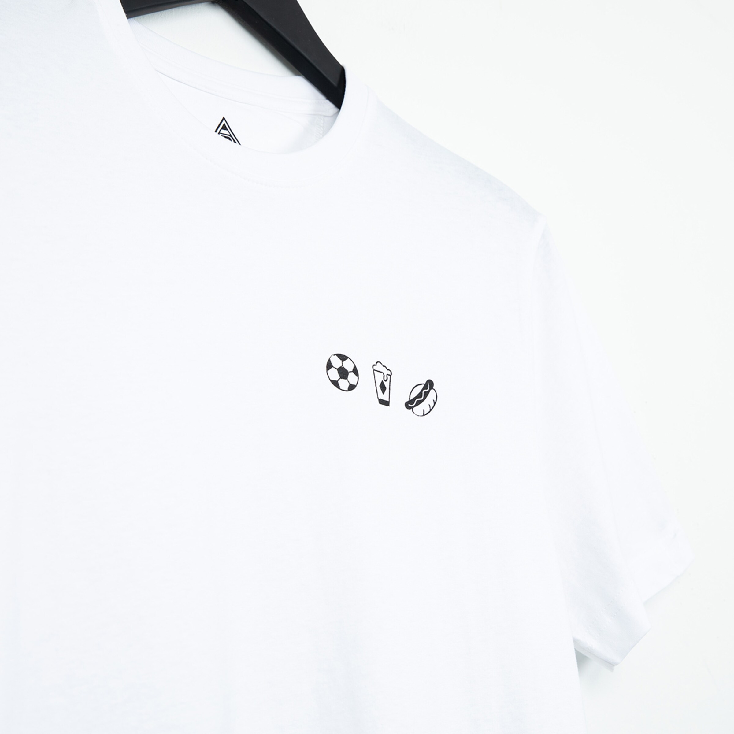 Weißes T-Shirt mit einem minimalistischen Design von Fußball Getränk und Snack.