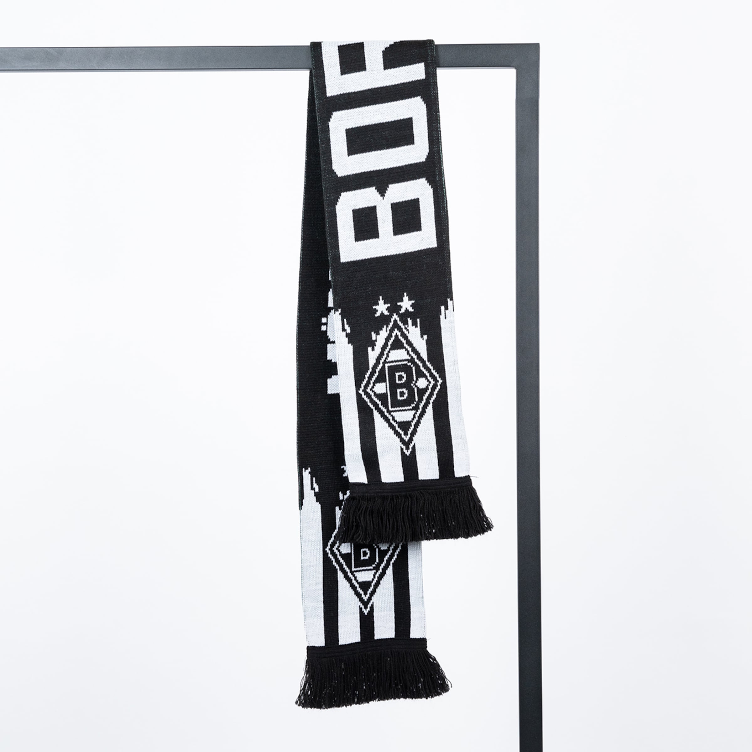 Black and white scarf featuring the Borussia Mönchengladbach logo.