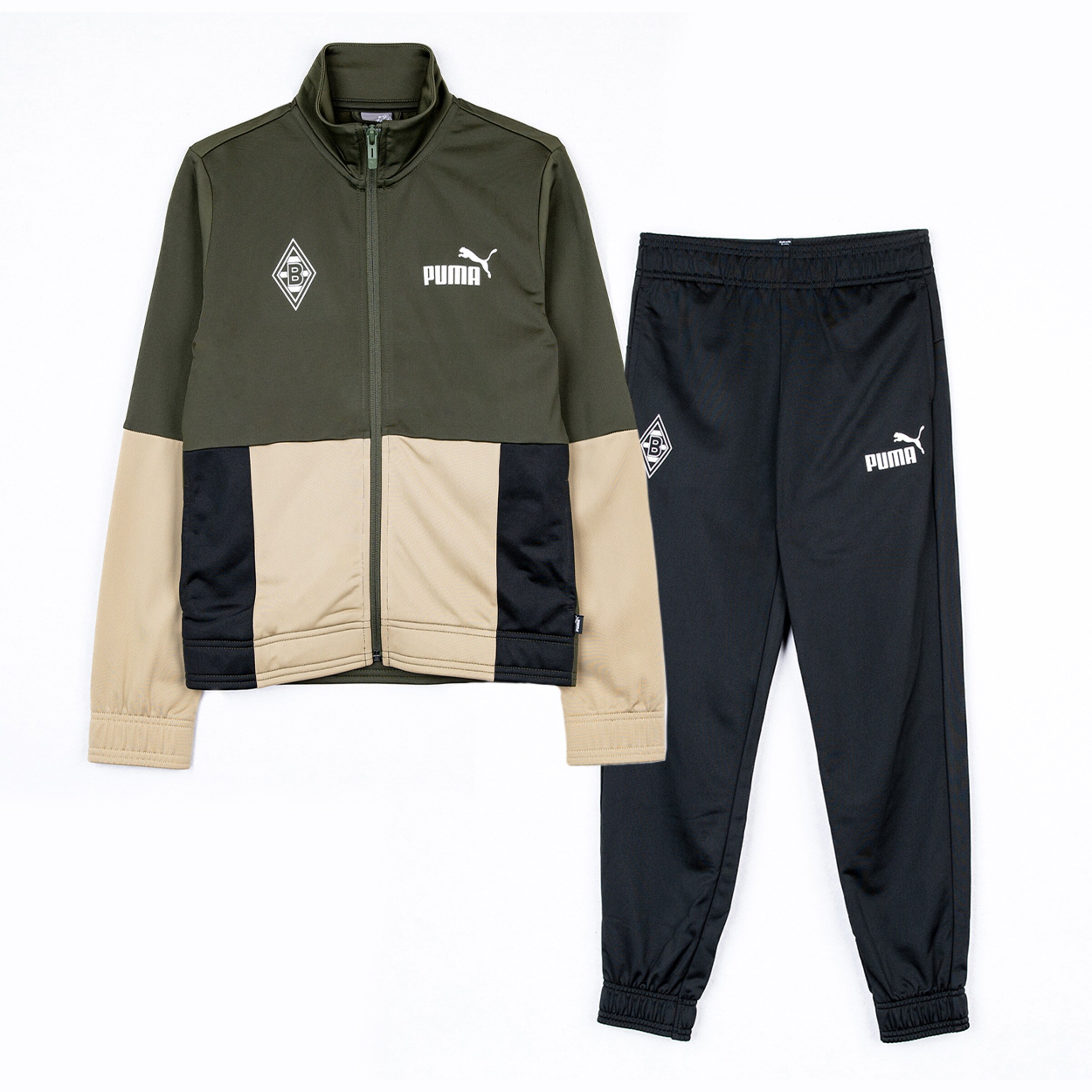 Borussia Mönchengladbach Kinder-Trainingsanzug von Puma. Olive-beige-schwarze Jacke und schwarze Hose mit Vereins- und Puma-Logo.