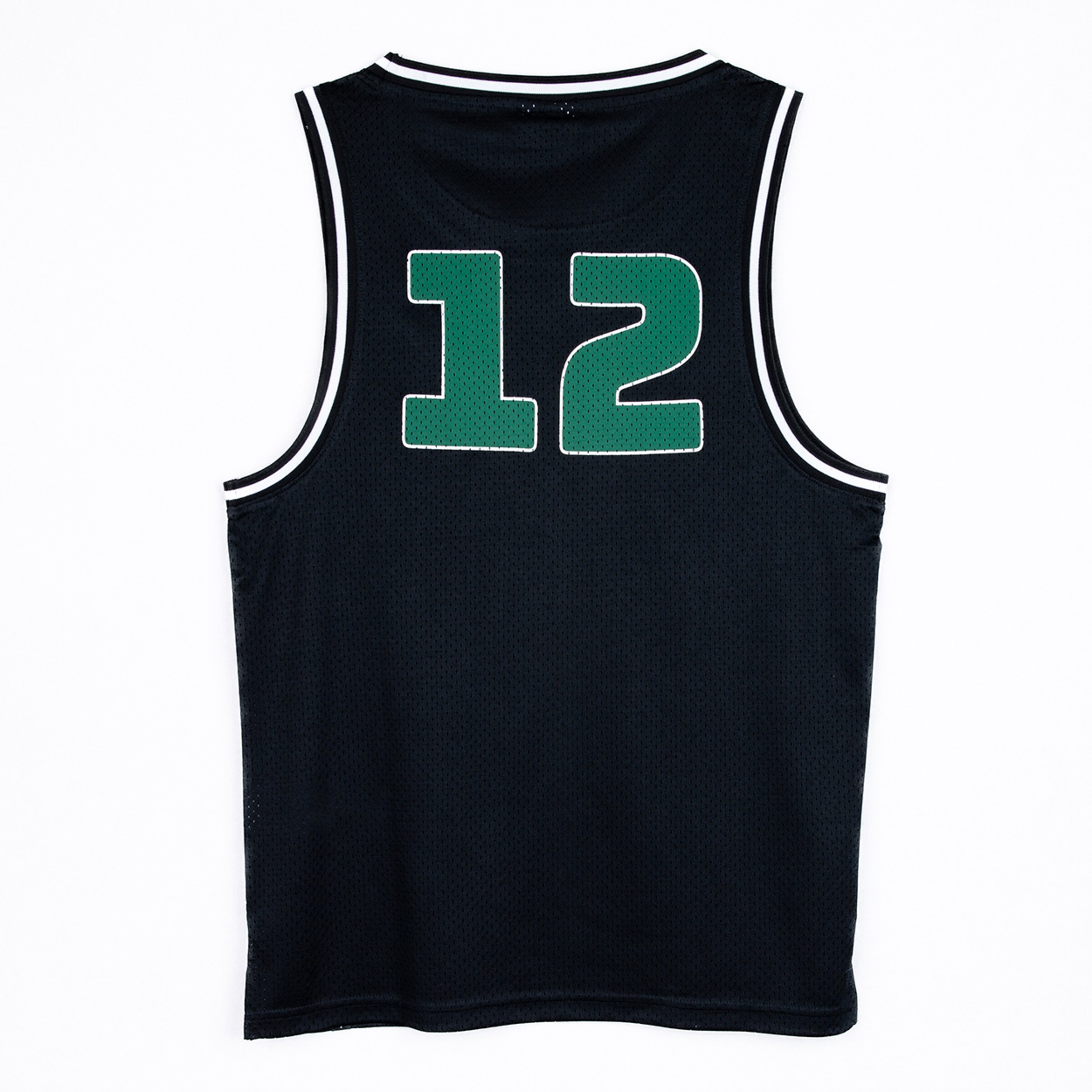 Schwarzes Basketballtrikot mit grünem Rückennummer 12.