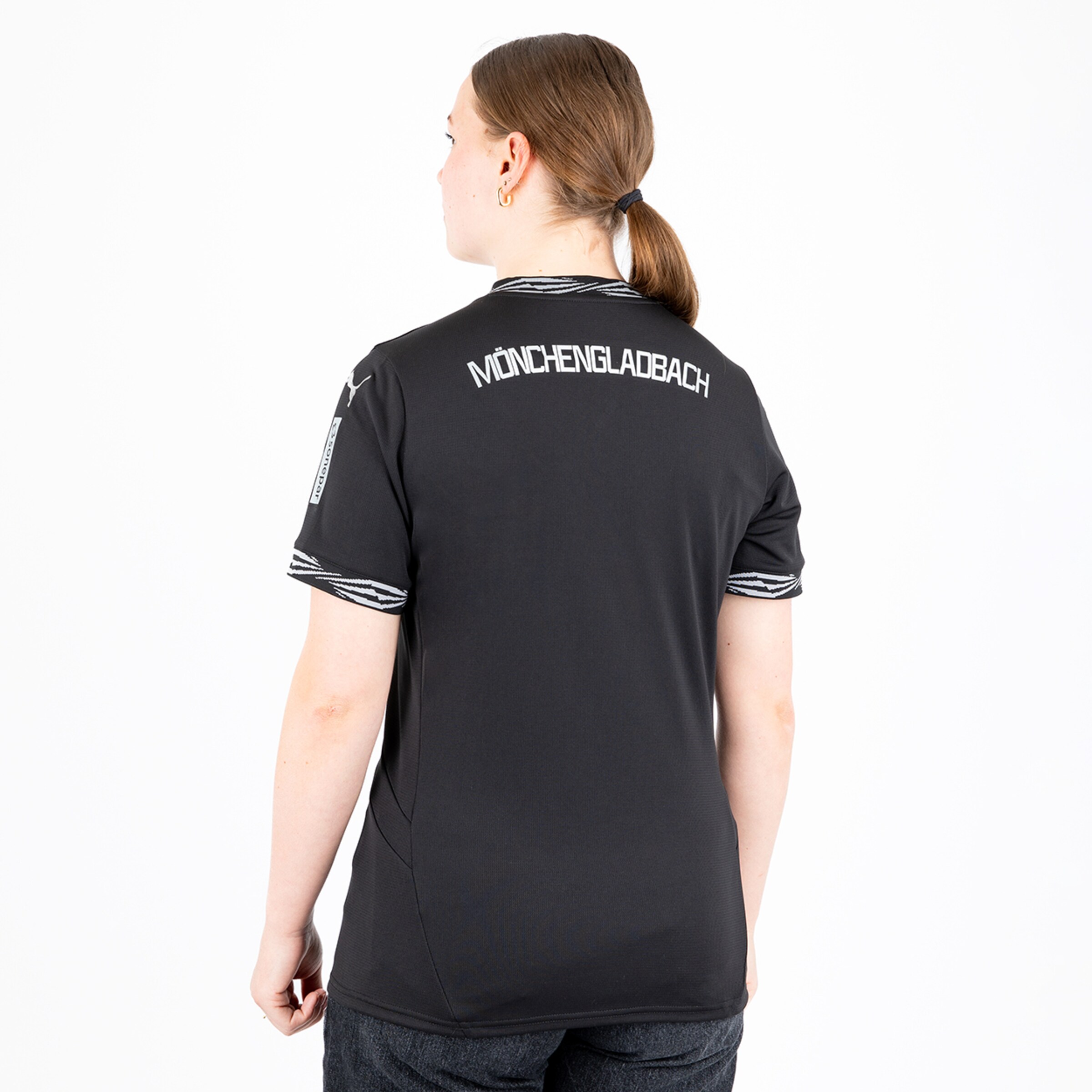 Spieler mit schwarzem Borussia Mönchengladbach T-Shirt von hinten.