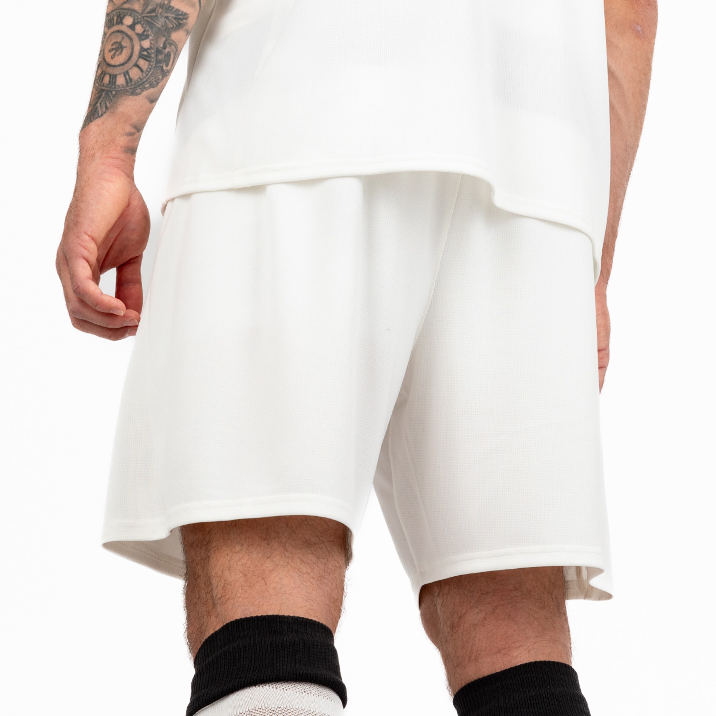 White football shirt and shorts from Borussia Mönchengladbach seen from the back.