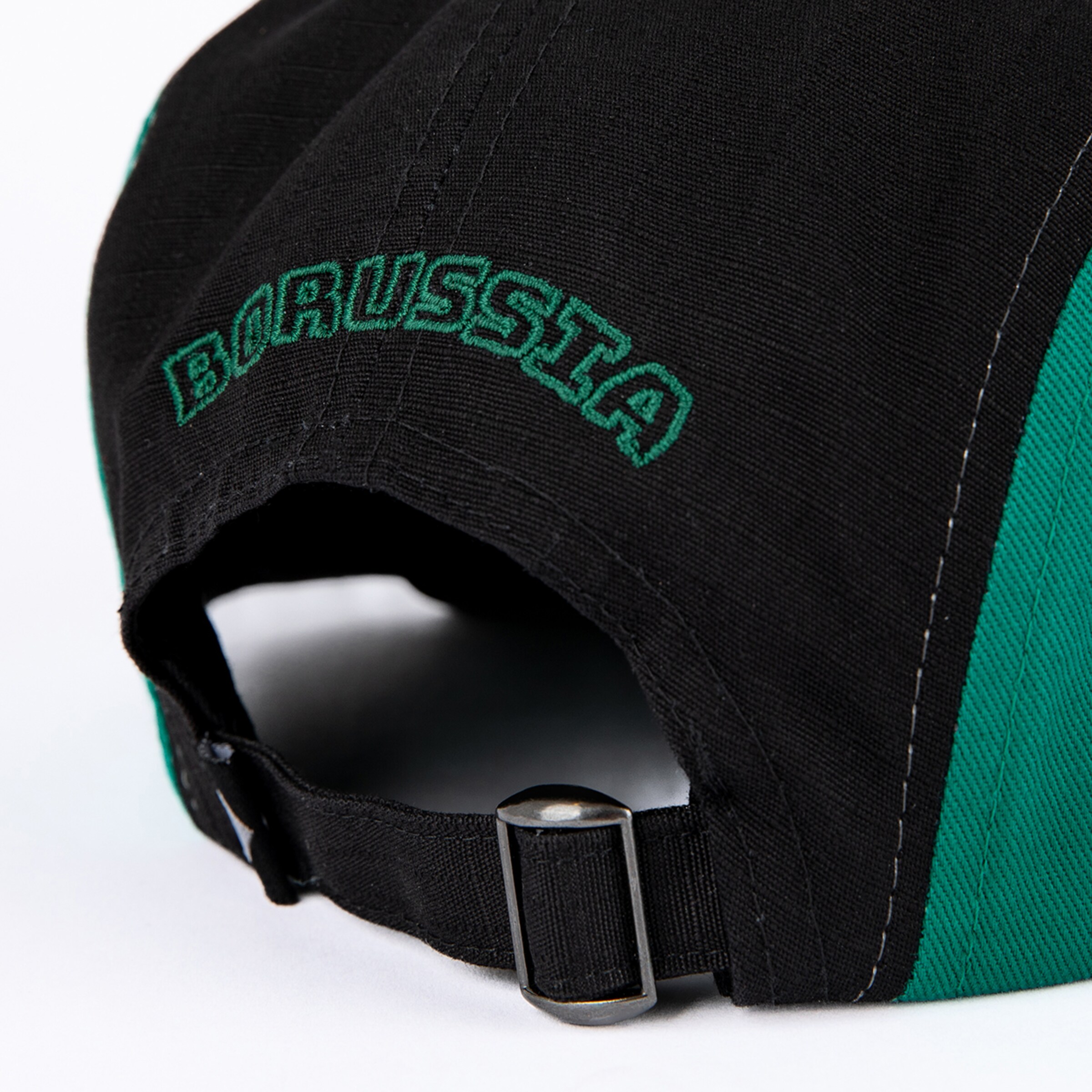 Rückansicht einer schwarz-grünen Kappe mit grüner „BORUSSIA“-Stickerei und einem verstellbaren Riemen mit Metallschnalle.