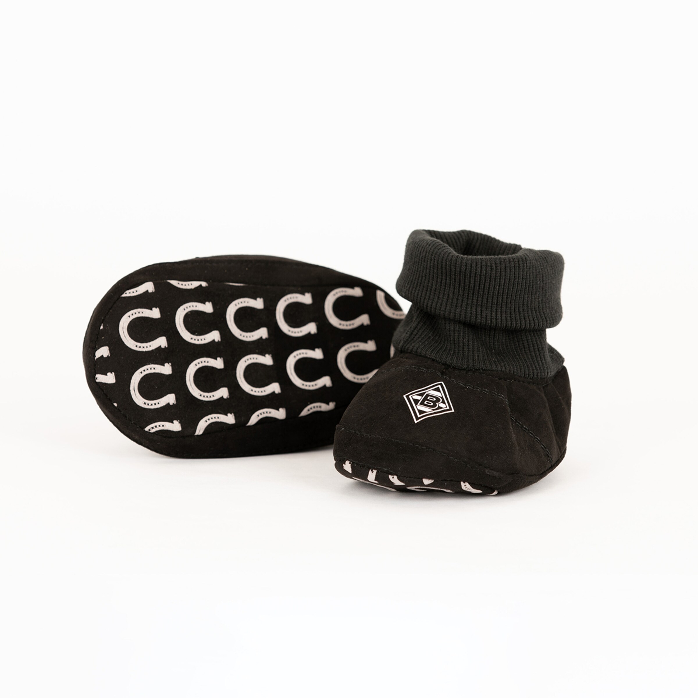 Schwarze Hausschuhe mit hohem Oberteil und Gummisohle.