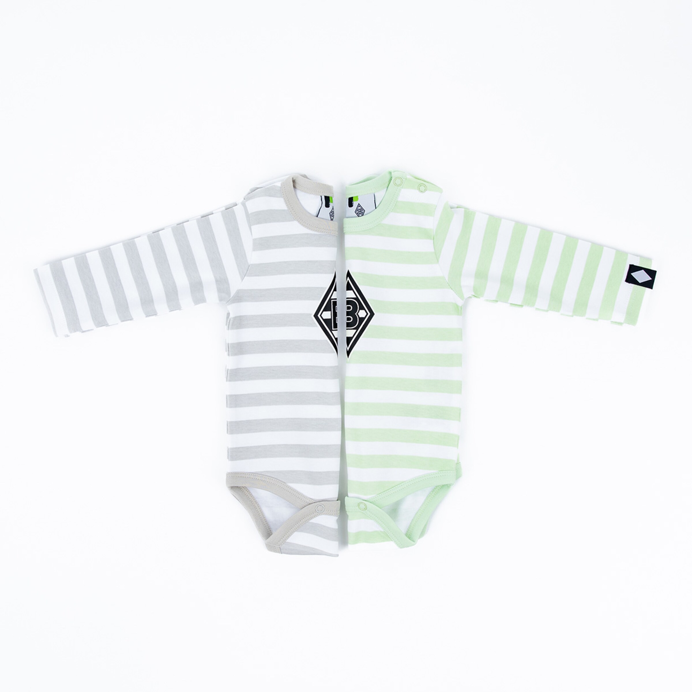 Gestreiftes Babybody mit grauer und grüner Seite mittig mit Vereinslogo.