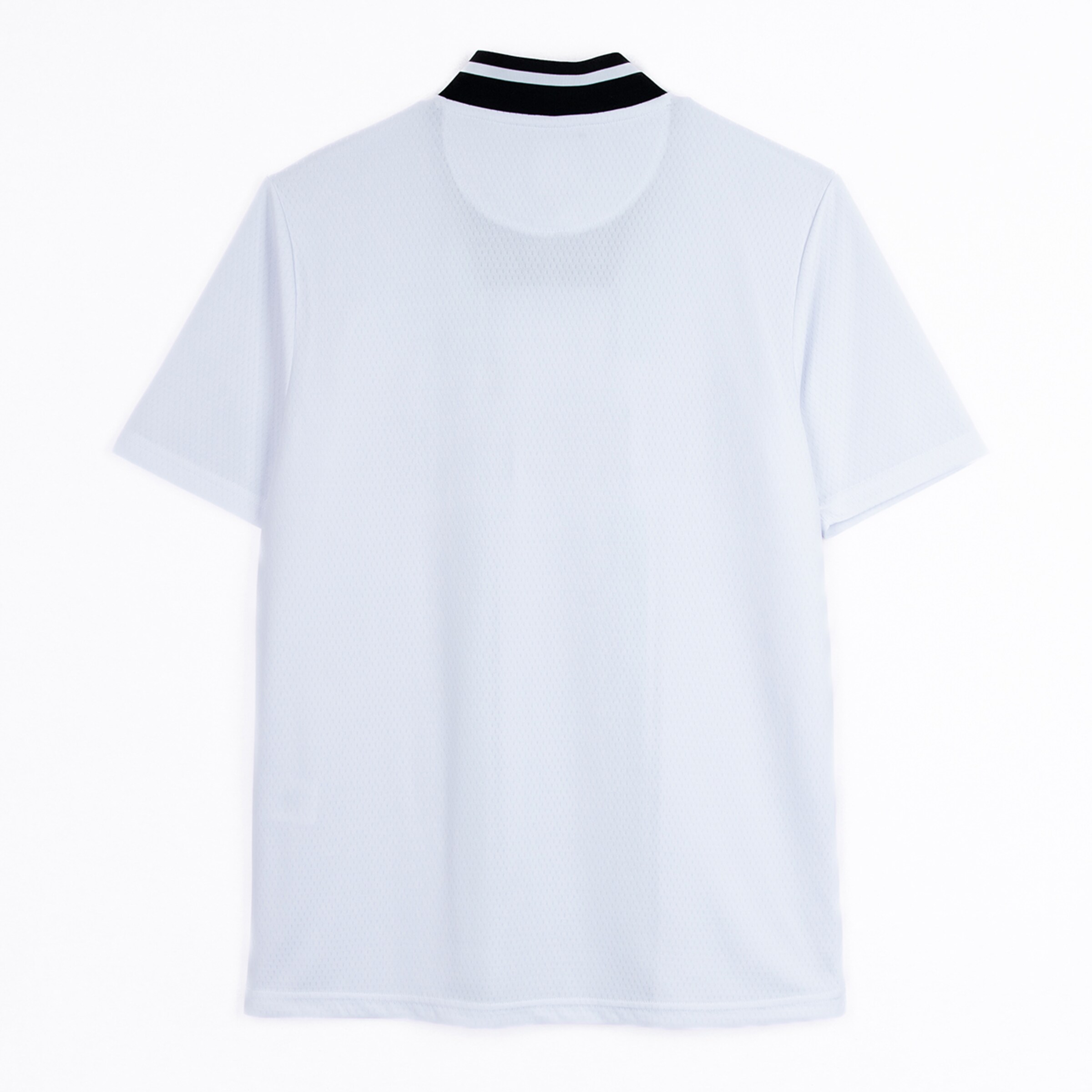 Rückansicht eines weißen Trikots mit kurzem Ärmel und schwarzen Kragen.