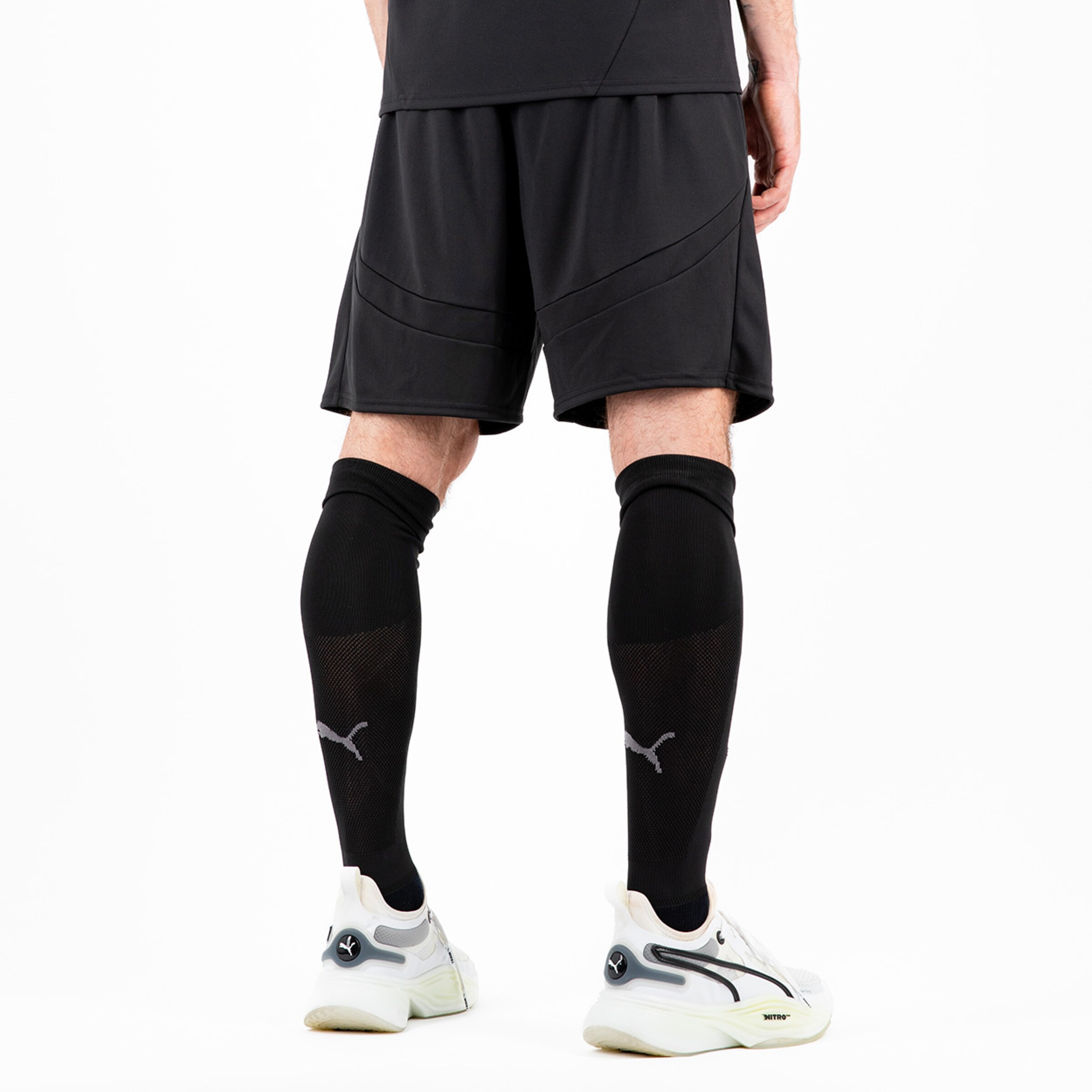 Sportliche Shorts und Kniestrümpfe von Puma sichtbare Schuhe