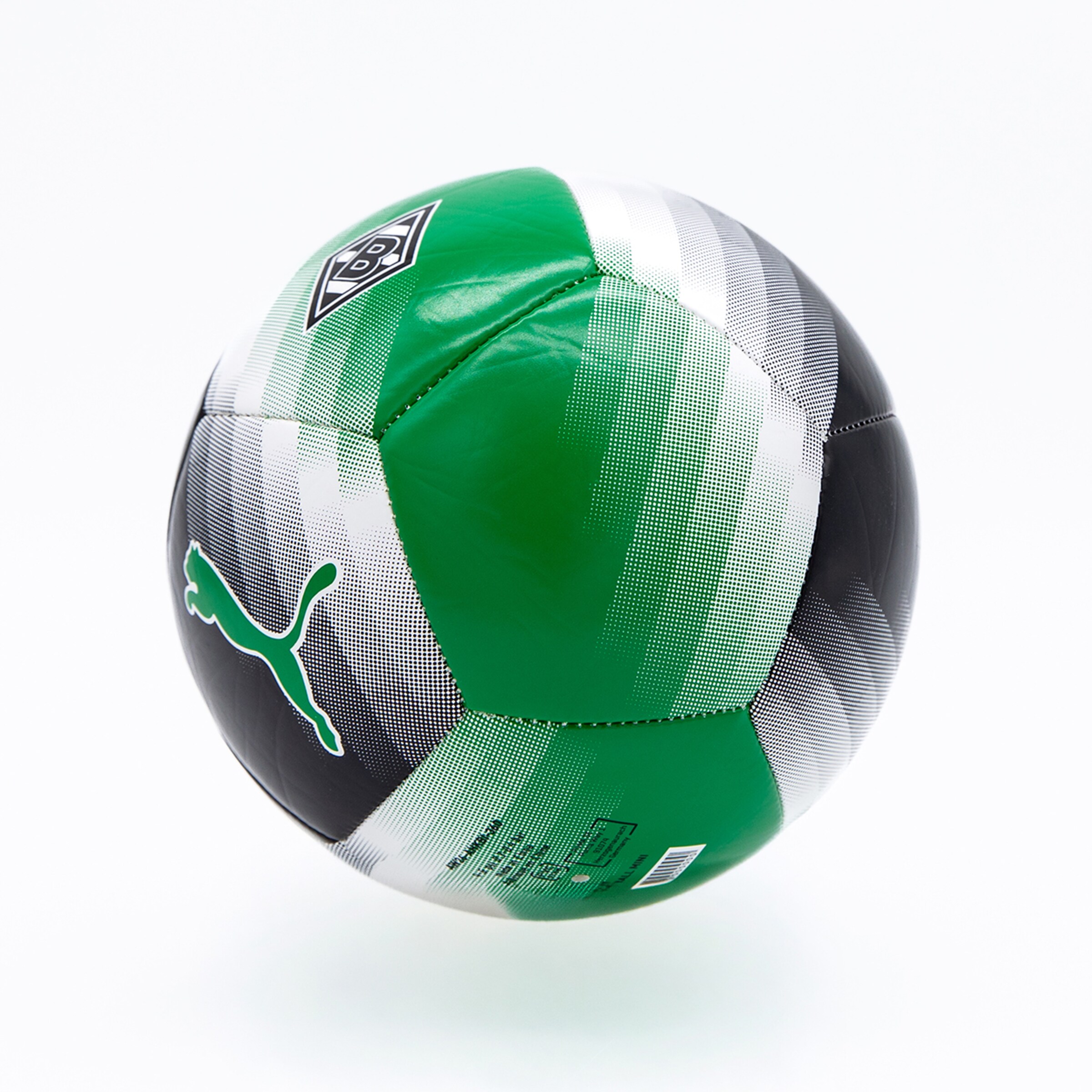 Ein grün, weiß und schwarz gemusterter Puma Fußball für Borussia Mönchengladbach. Er zeigt grüne Paneele sowie Paneele mit schwarz-weißen Halbtonverläufen, das BMG-Wappen und das Puma-Logo.