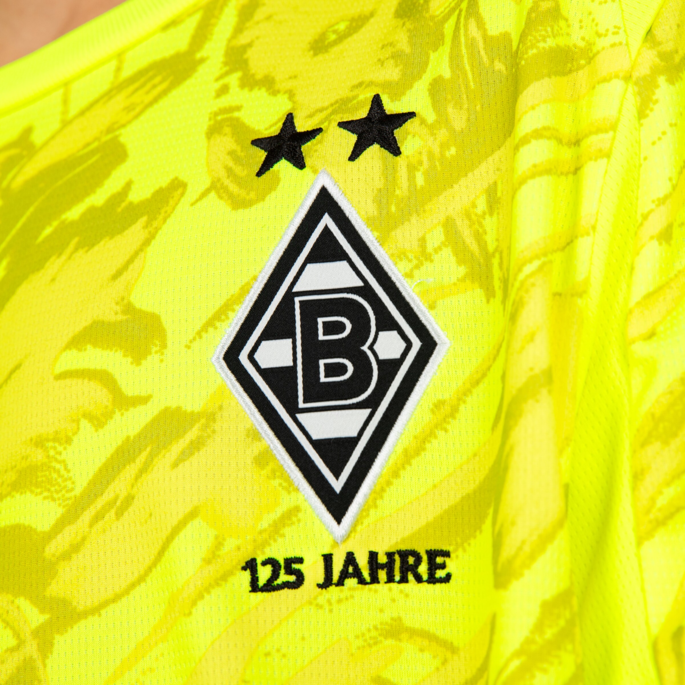Logo von Borussia Mönchengladbach mit der Aufschrift 125 Jahre neben zwei Sternen.