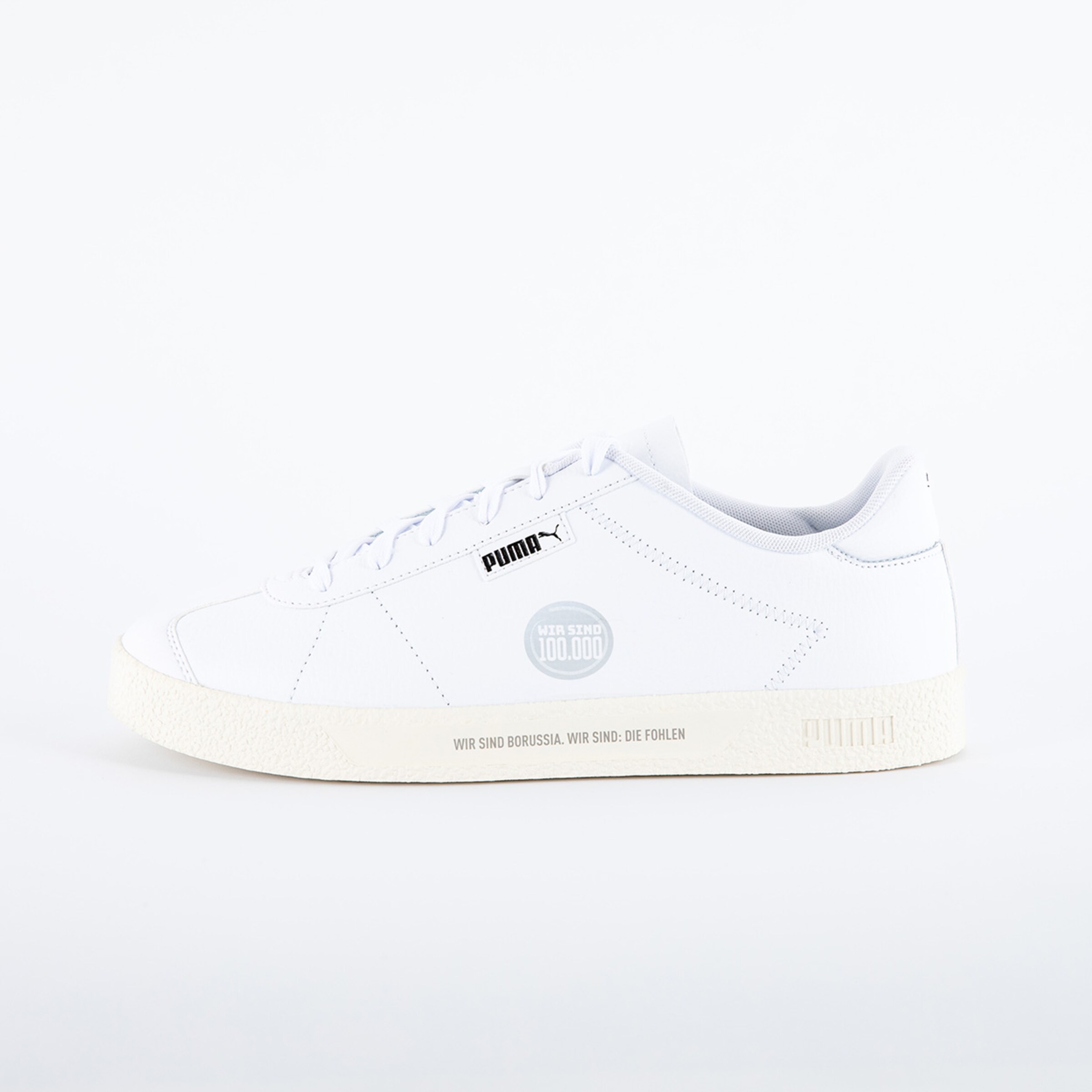 Weiße Sneaker von Puma mit Aufschrift und Logo.