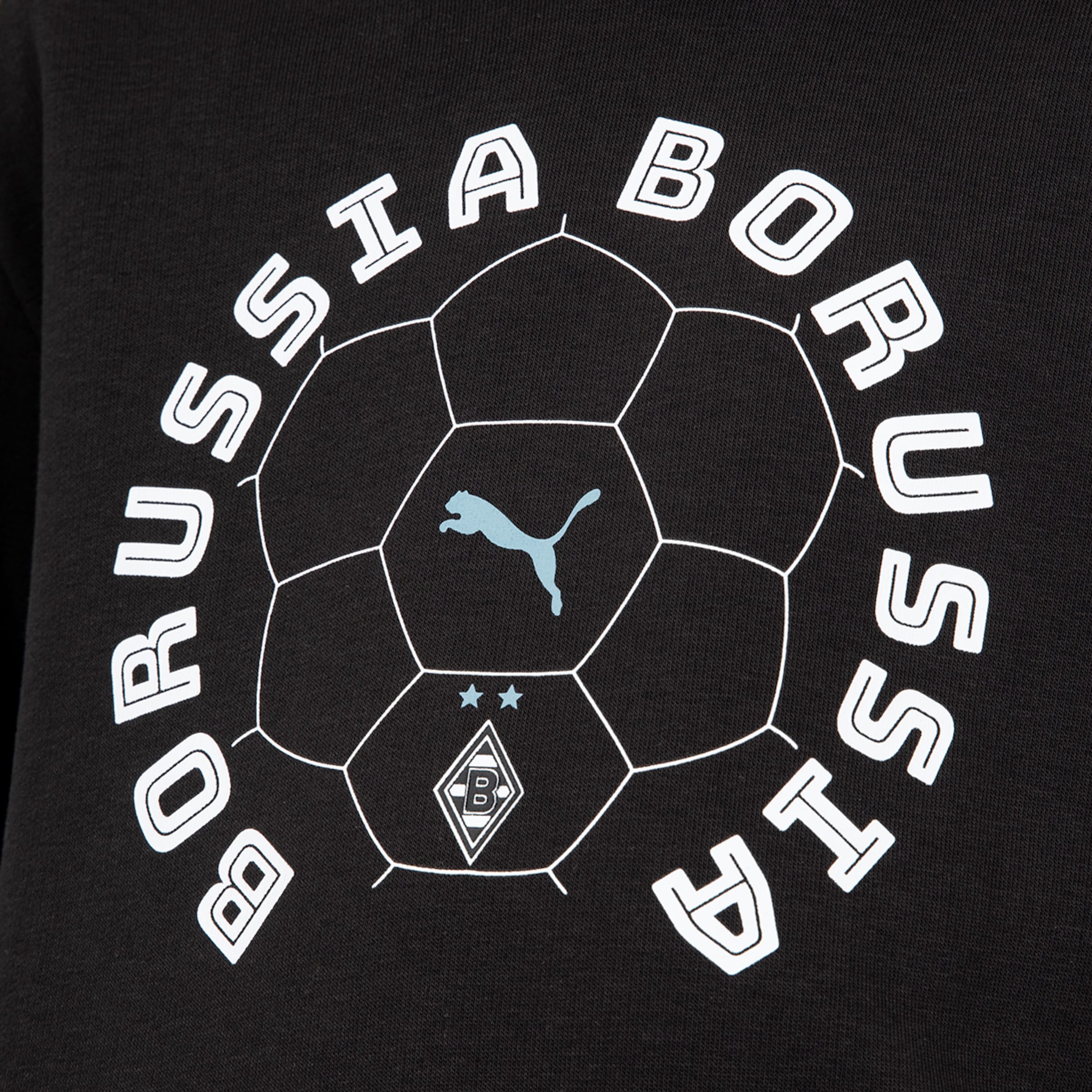 Schwarzer Stoff mit weißer Grafik des Schriftzugs 'BORUSSIA' in einem Bogen. Er umrahmt einen Fußballumriss, der ein hellblaues Puma-Logo, zwei Sterne und das Borussia Mönchengladbach-Wappen enthält.