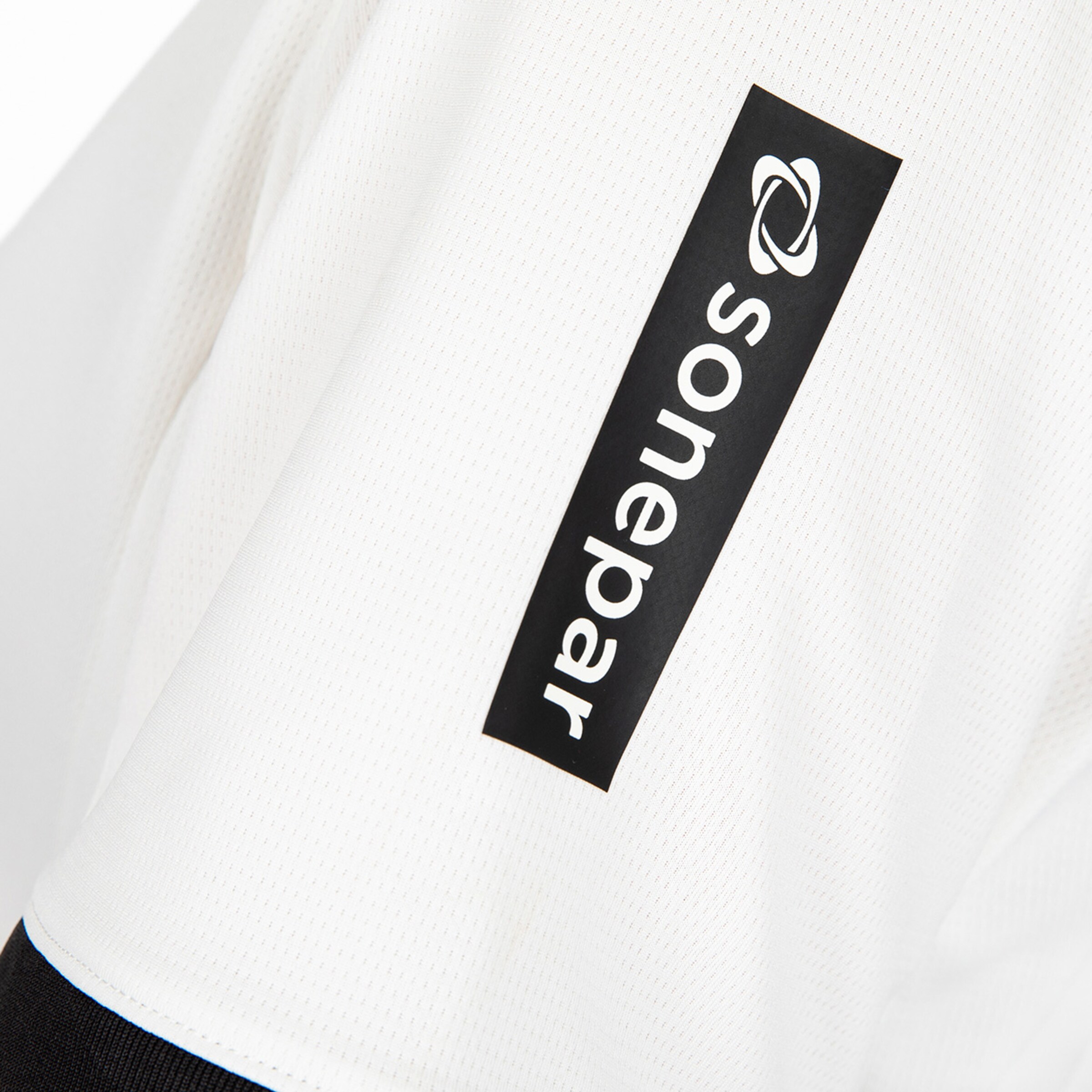 Weißes Trikot mit schwarzem Sonepar-Logo auf dem Ärmel.