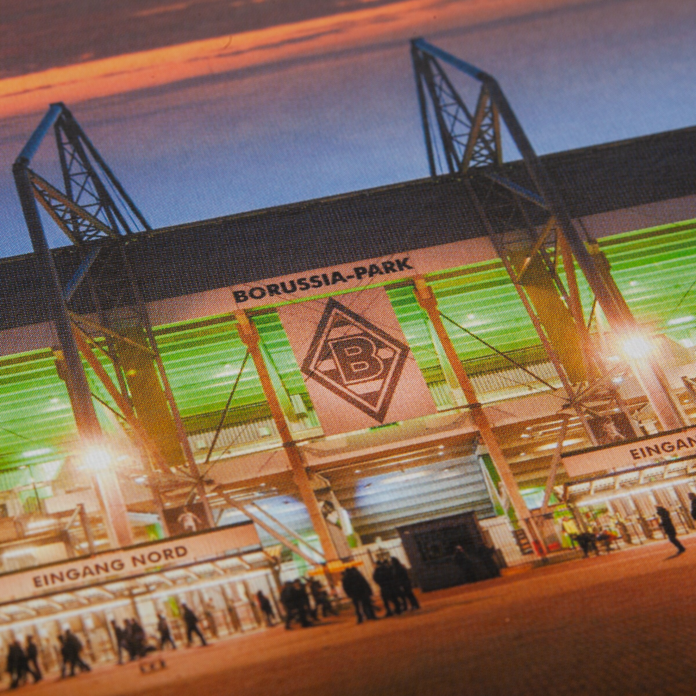 Eingang Nord des Borussia-Parks bei Dämmerung.