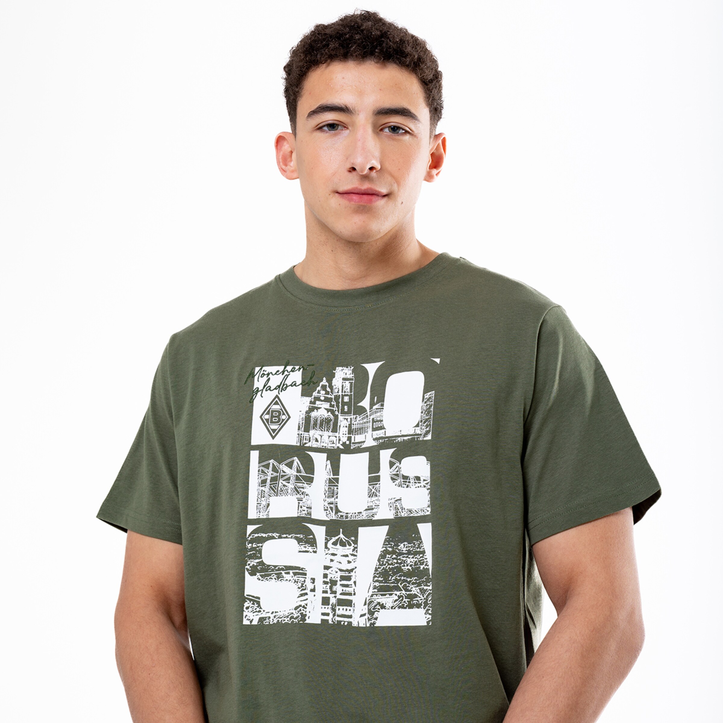 Mann trägt olivgrünes T-Shirt mit Aufdruck Borussia.