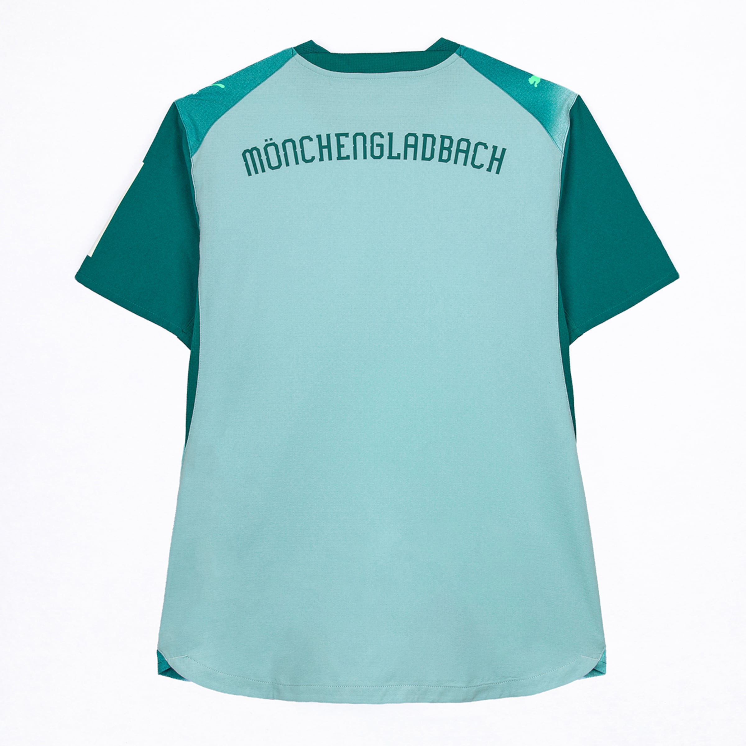 Rückseite eines hellblauen Fußballtrikots mit dunkelgrünen Ärmeln und Schulterpartien. „MÖNCHENGLADBACH“ ist in dunkelgrünen Großbuchstaben auf dem oberen Rücken zu lesen.
