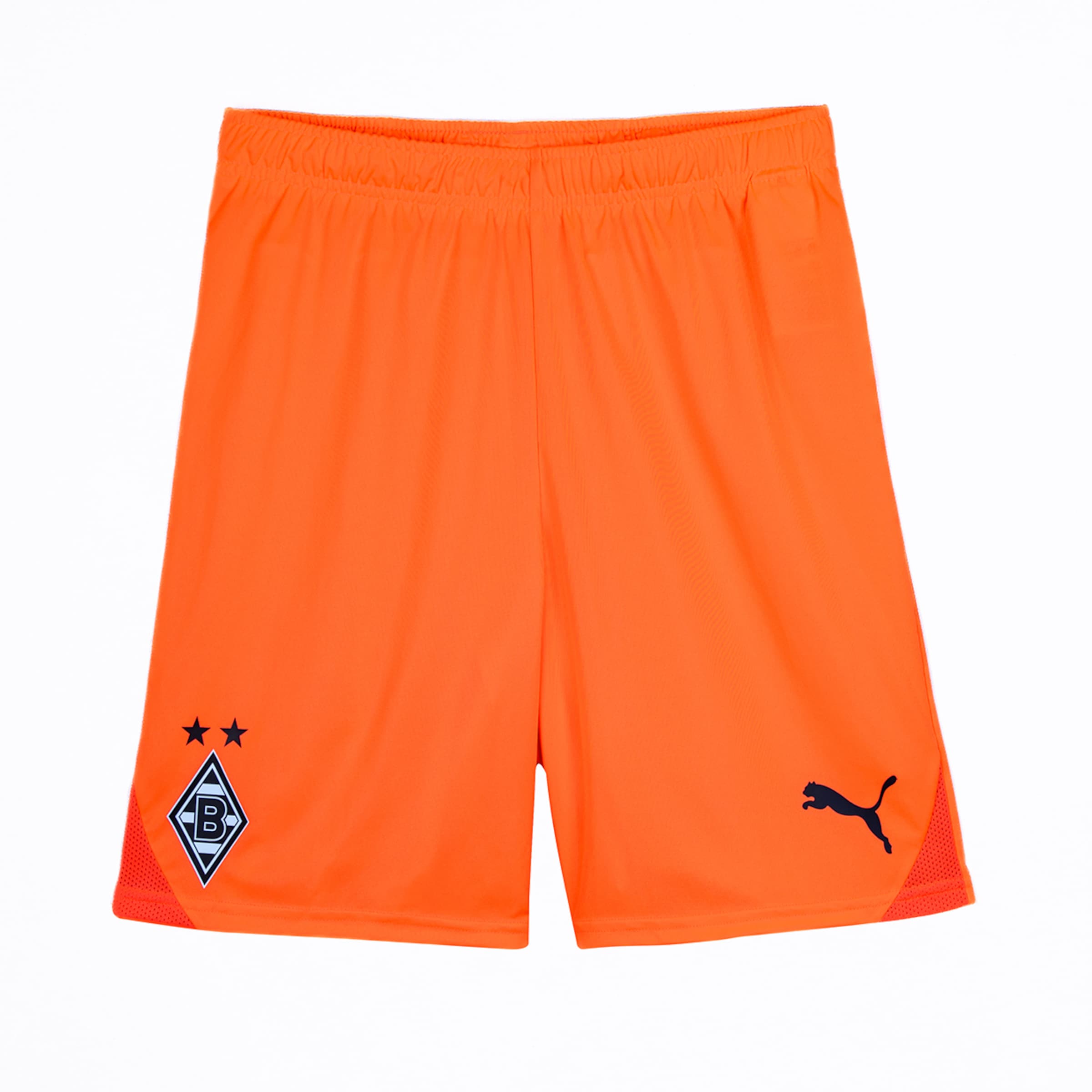Leuchtend orangefarbene Fußballshorts mit elastischem Bund. Sie zeigen ein dunkelblaues Puma-Logo rechts und das Borussia Mönchengladbach-Wappen mit zwei schwarzen Sternen links. Seitliche Mesh-Einsätze.