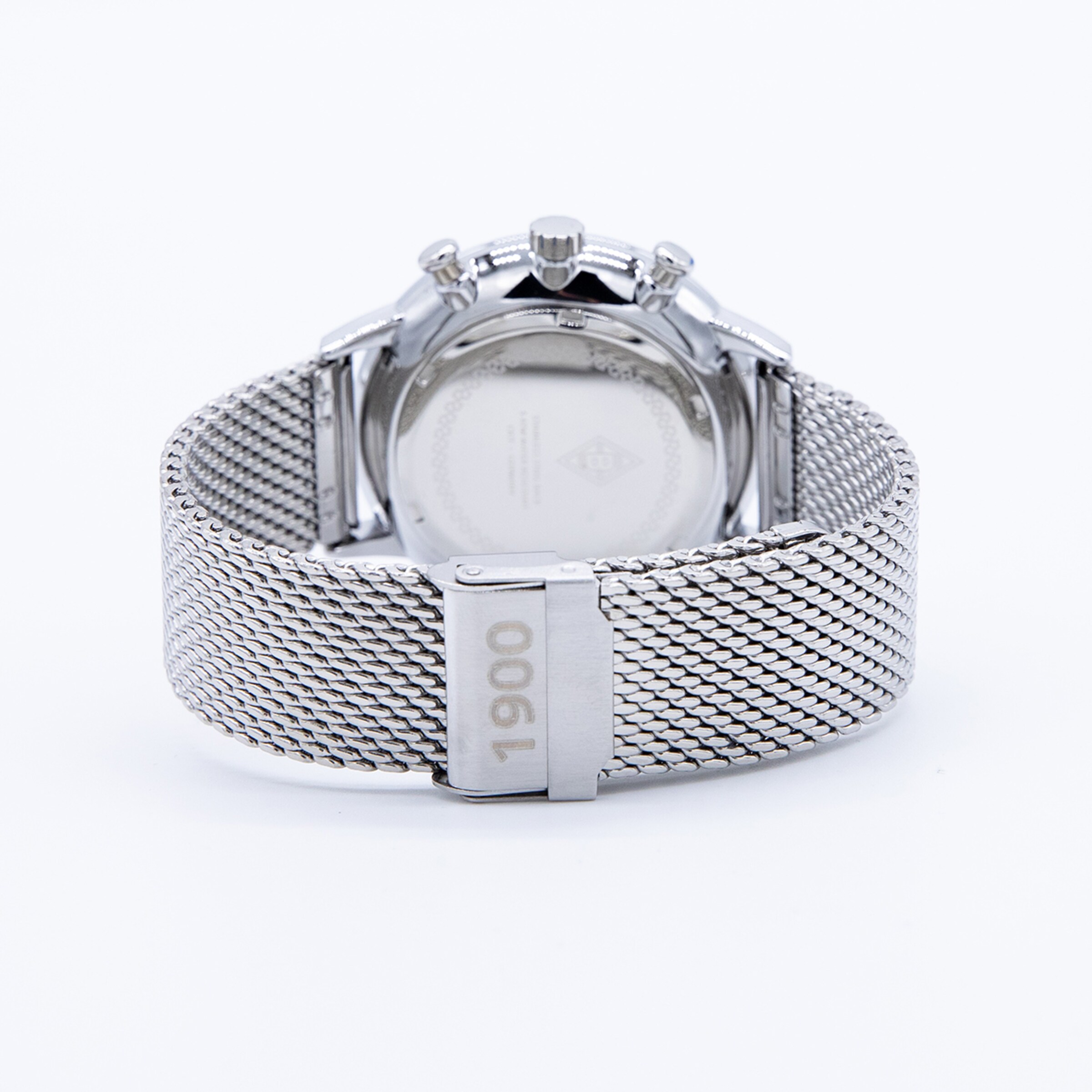 Armbanduhr mit metallischem Mesh-Armband und visiblem Gehäuseboden.
