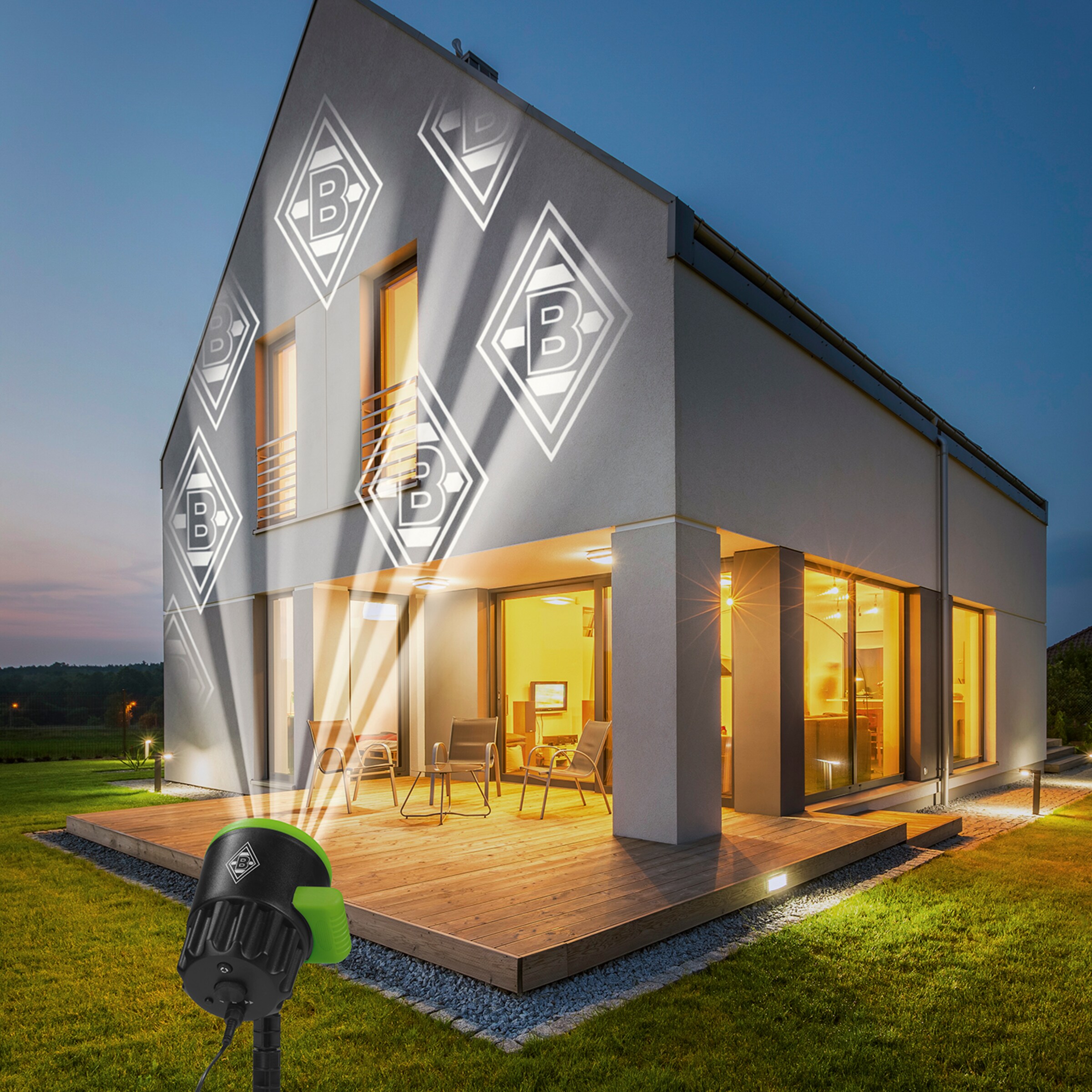 Projektor zeigt Borussia Mönchengladbach-Logo auf Hauswand.