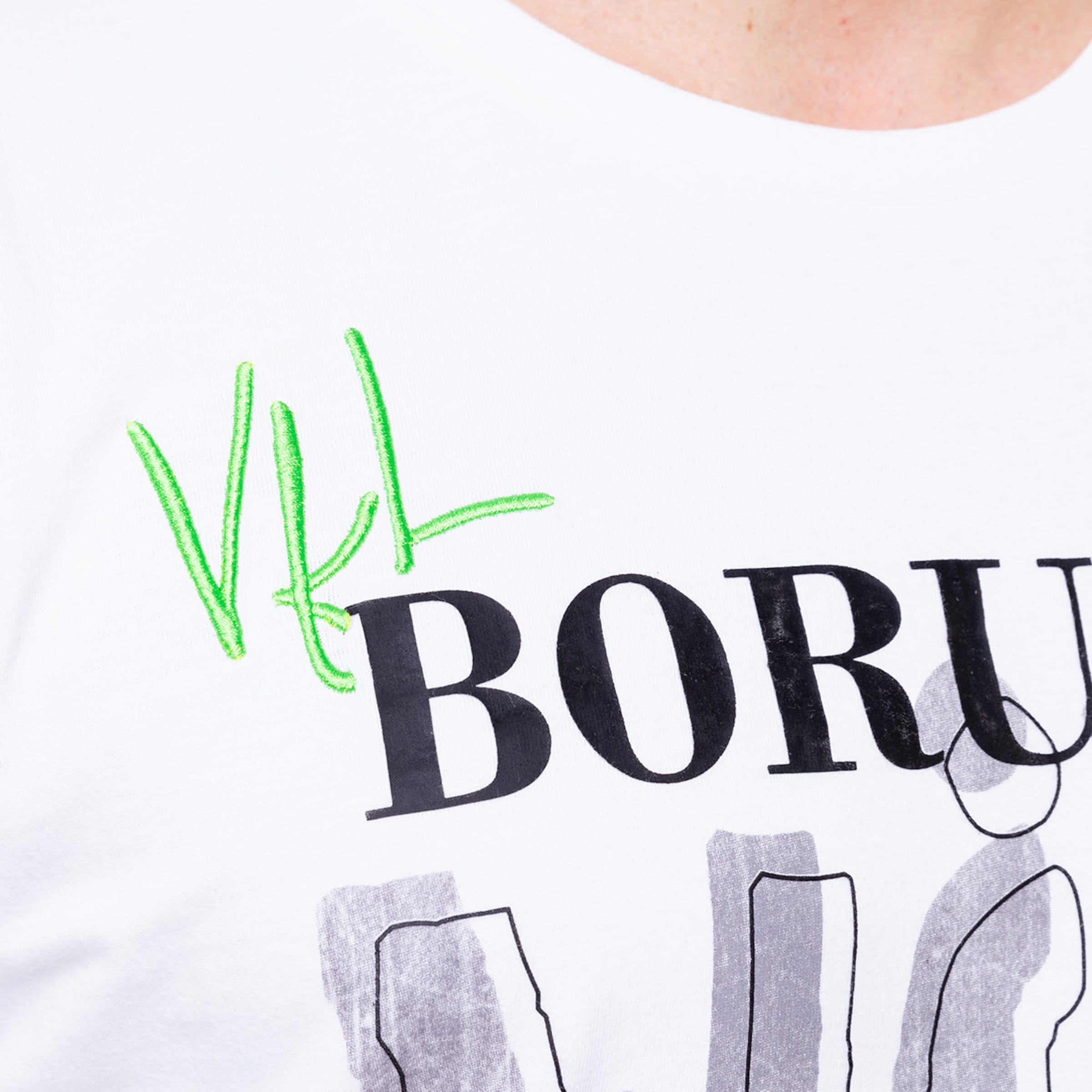 Detailansicht eines T-Shirts mit dem Aufdruck BORUSSIA und grüner Stickerei VFL.