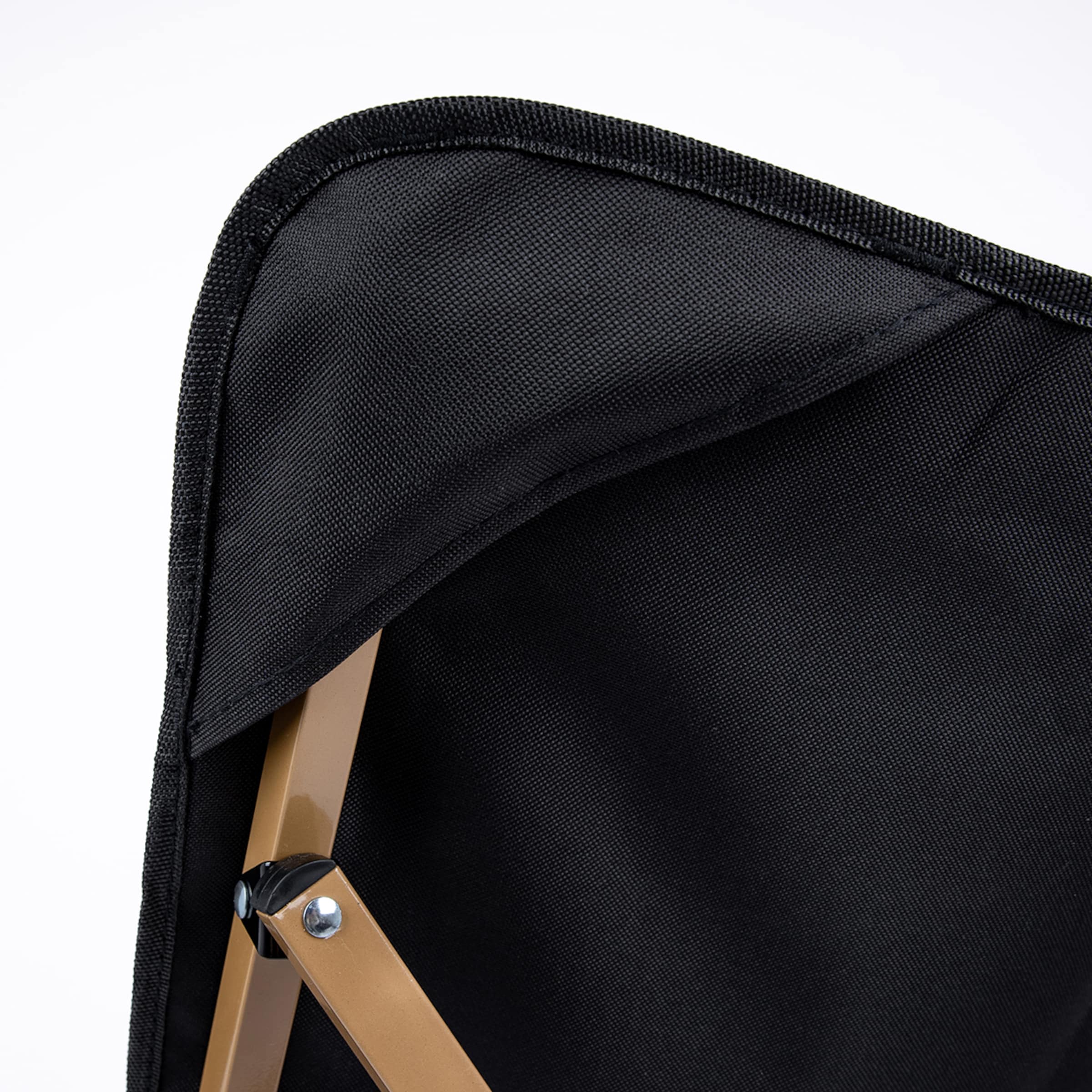 Nahaufnahme der oberen Ecke eines Klappstuhls: schwarzer Stoff und braunes Metallgestell mit verstärkter Einschubtasche.