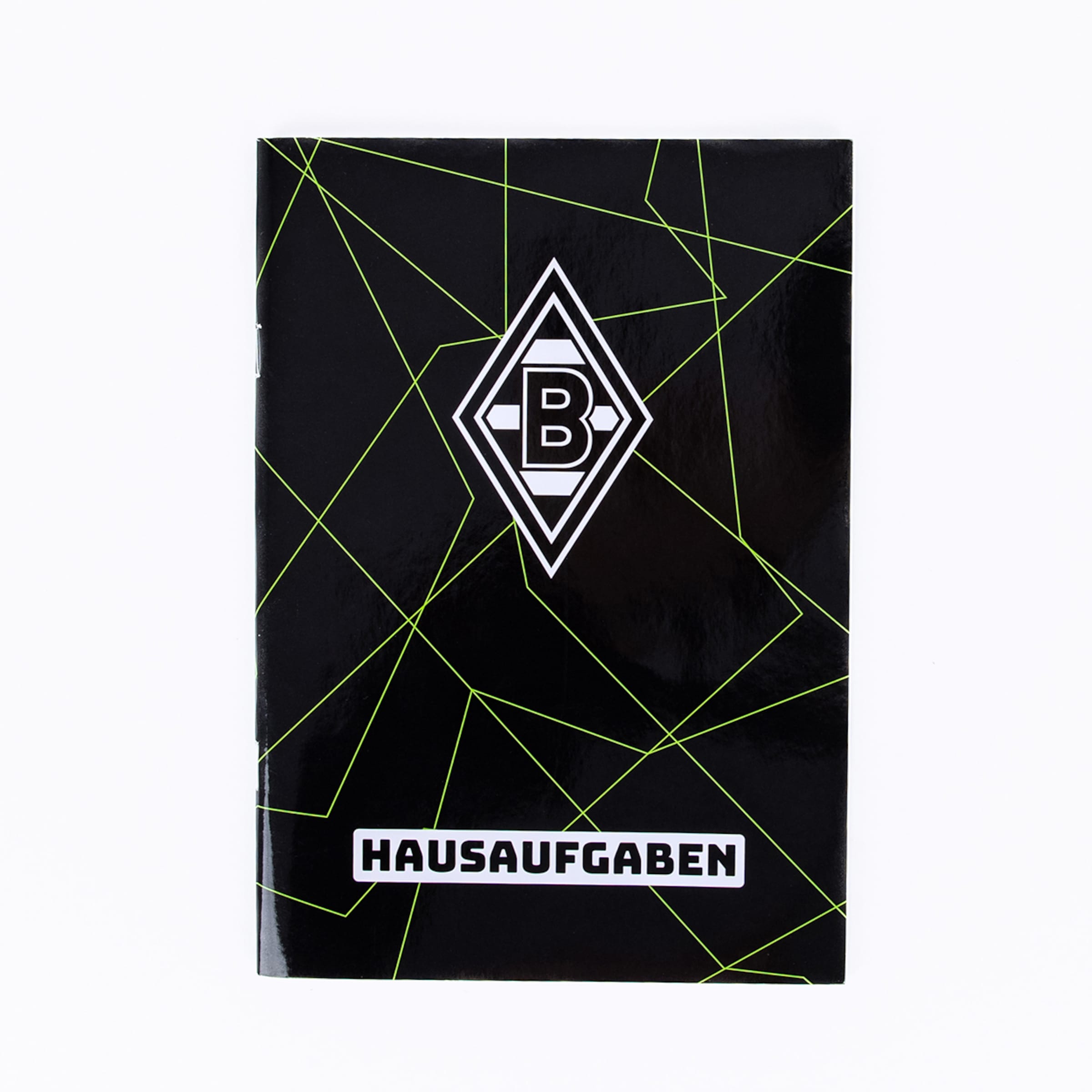Schwarzes Hausaufgabenheft mit dem Borussia Mönchengladbach Logo (ein weißes B in einer Raute), neongrünen, geometrischen Linien und dem Schriftzug „HAUSAUFGABEN“ auf weißem Hintergrund.