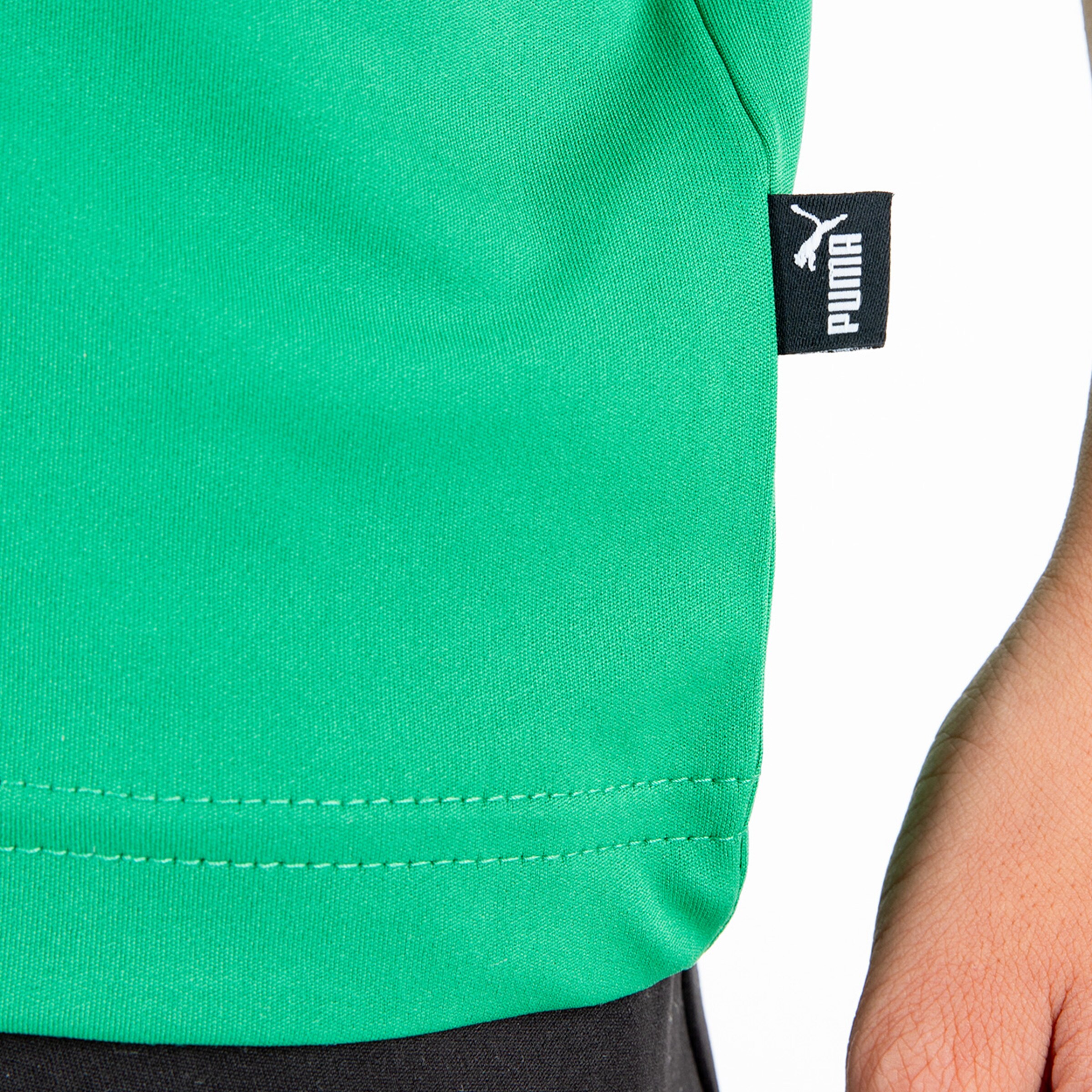 Nahaufnahme eines grünen Trikots mit Puma-Logo.