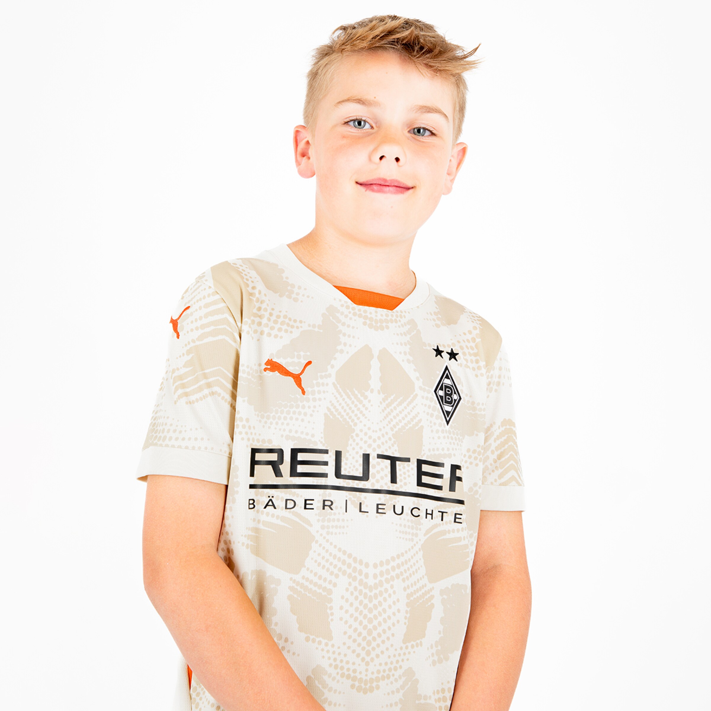 Junge mit einem beigen Borussia Mönchengladbach Trikot