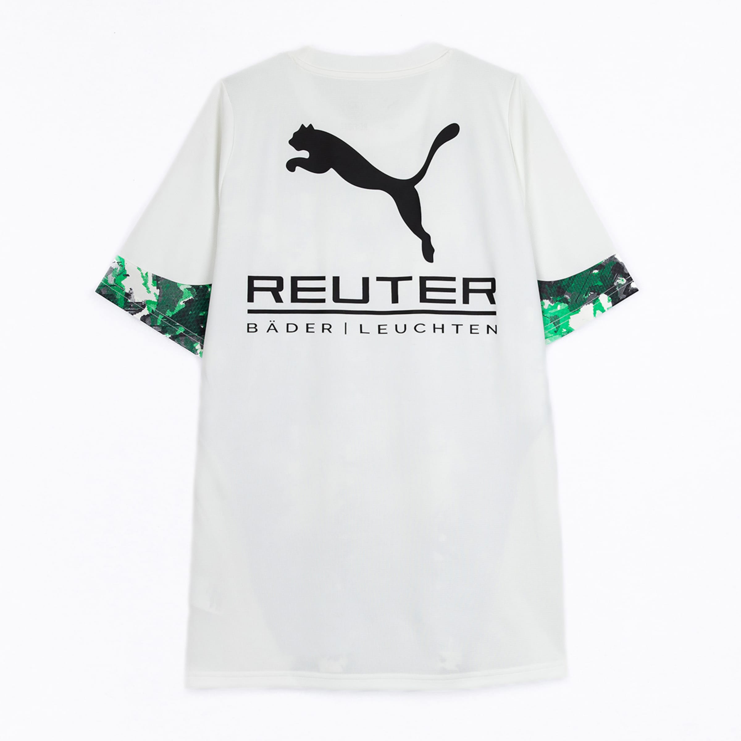 Weißes T-Shirt mit PUMA-Logo und grünem camouflagemuster auf den Ärmeln.