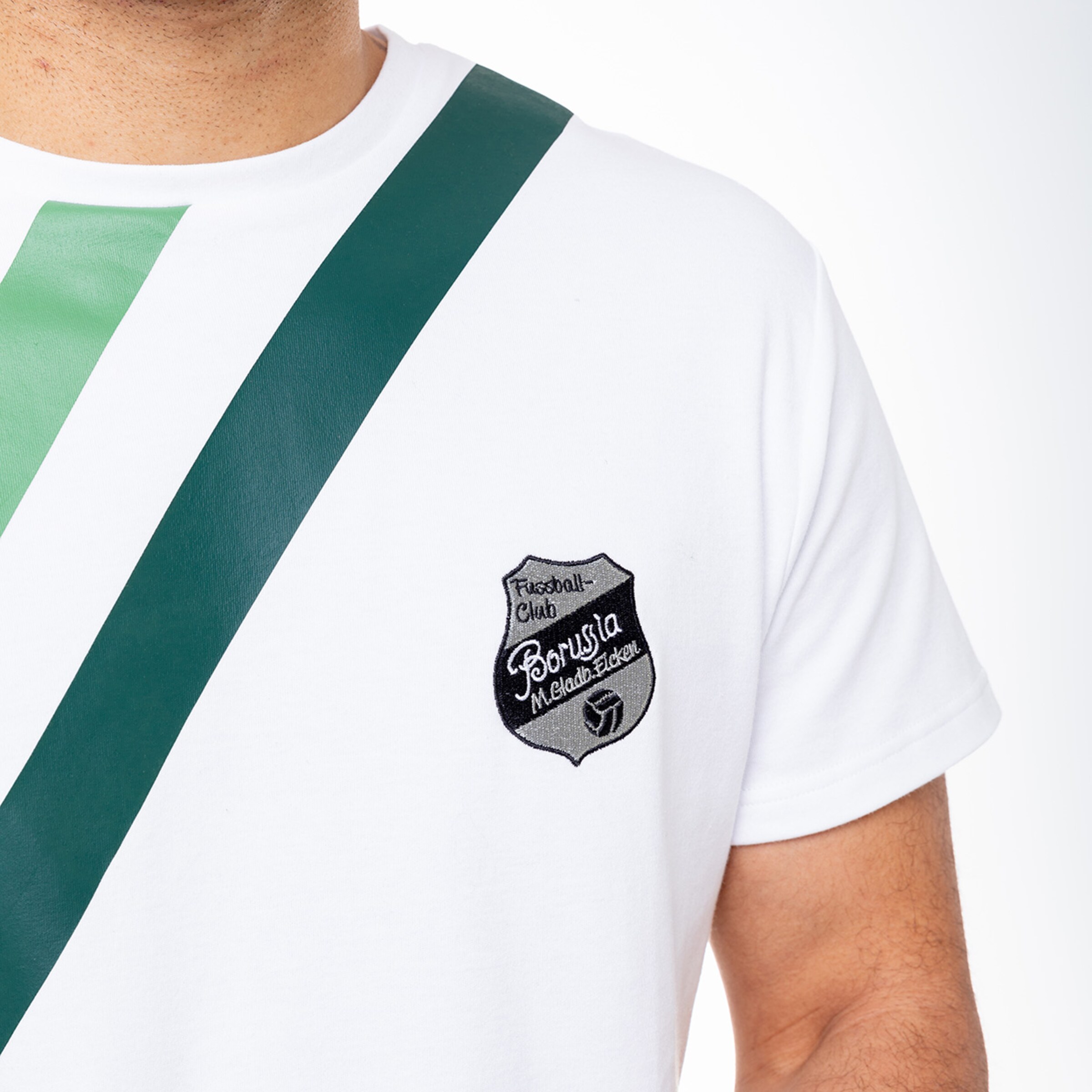 T-Shirt mit grünem Streifen und Borussia Mönchengladbach Logo.