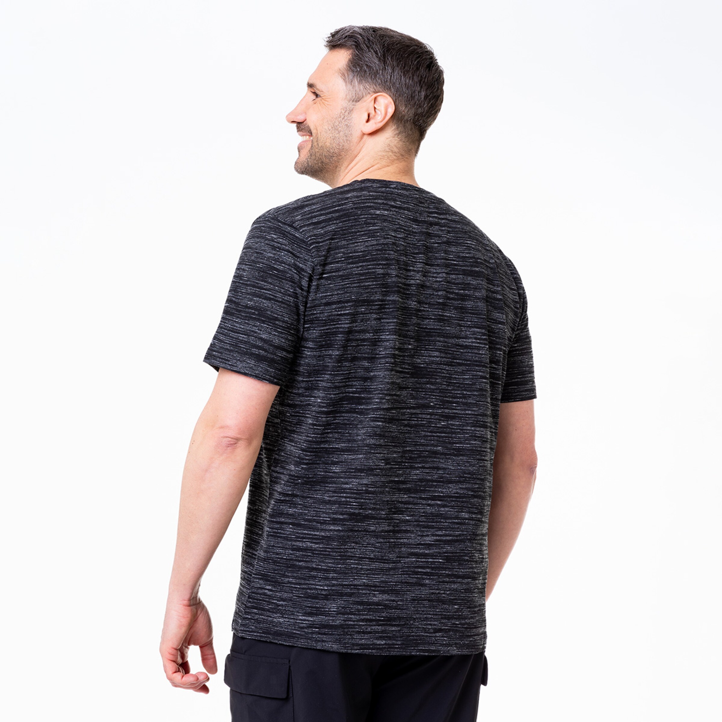 Mann dreht sich um und zeigt ein lässiges schwarzes T-Shirt von hinten.