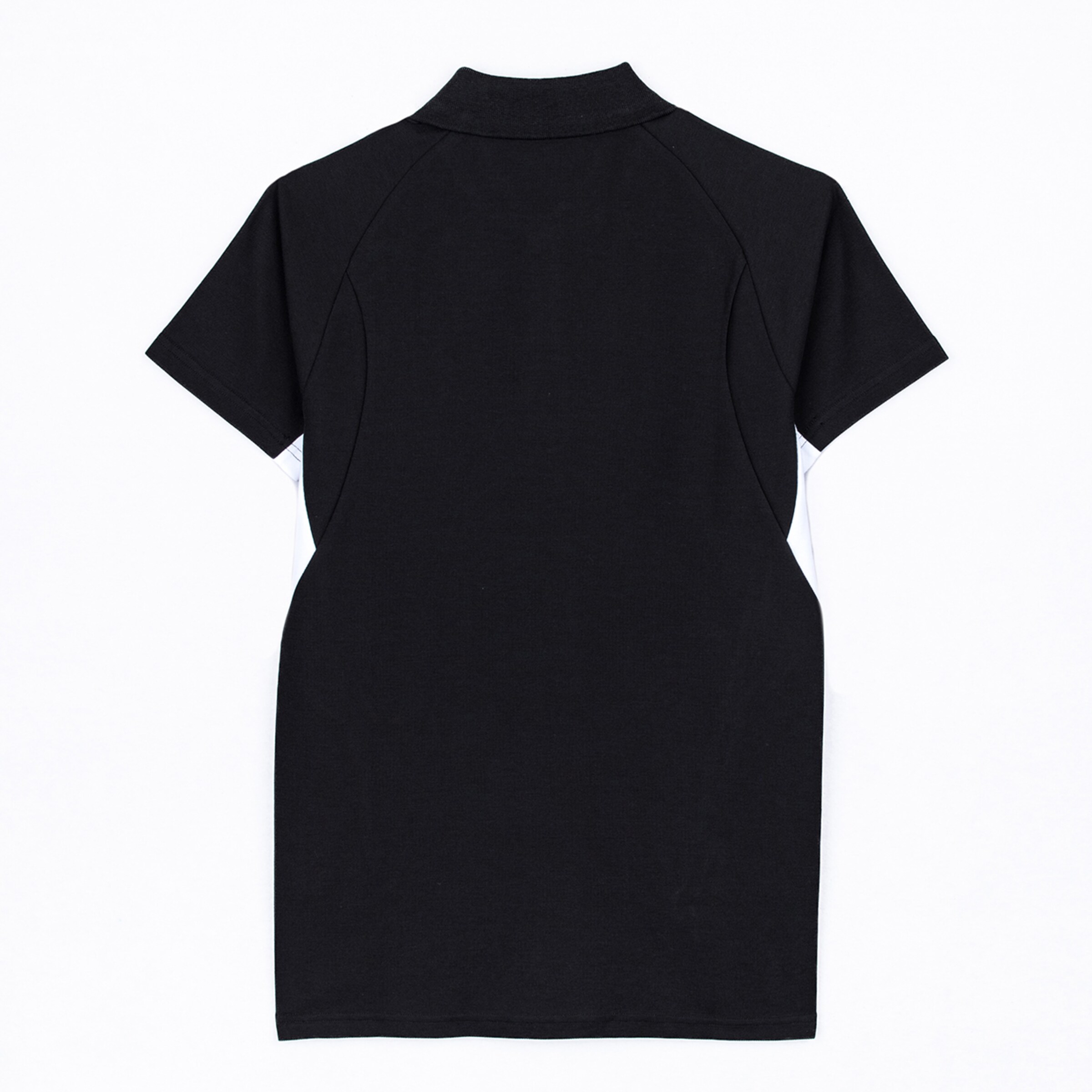 Rückenansicht eines schwarzen kurzärmeligen Poloshirts mit Kragen und weißen Seitenstreifen auf weißem Hintergrund.